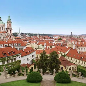 At The Blue Lion & Parking Assistance Praga